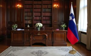 Bannière Slovenie avec socle en inox classique