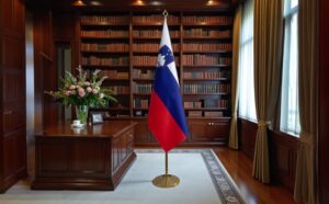 Bannière Slovenie avec socle en inox design