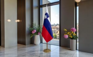 Drapeau Slovenie avec socle en inox professionnel