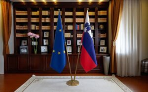 Bannière Slovenie avec socle en bois robuste