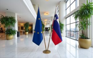 Drapeau Slovenie avec socle en marbre moderne