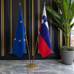 Bannière Slovenie avec socle en marbre de qualité