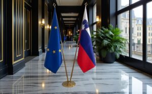 Drapeau Slovenie avec socle en marbre élégant