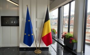 drapeau belge avec mat