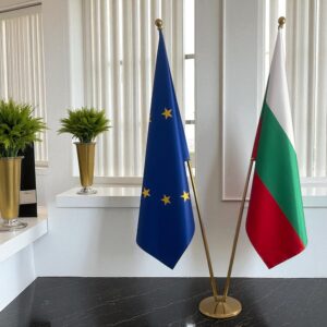 Drapeau bulgarie avec socle en bois de prestige