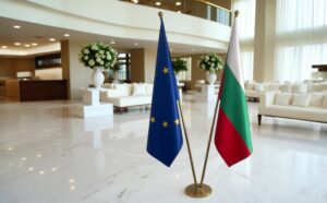 Drapeau bulgarie avec socle en marbre robuste