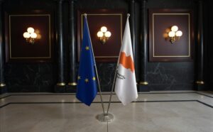 Pavillon Chypre et socle en inox stable