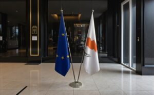 Drapeau Chypre et socle en inox institutionnel