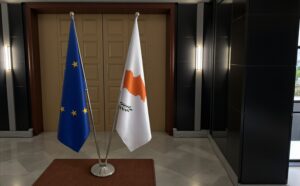 Bannière Chypre et socle en inox de prestige