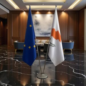 Bannière Chypre et socle en bois officiel