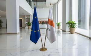 Drapeau Chypre et socle en marbre officiel