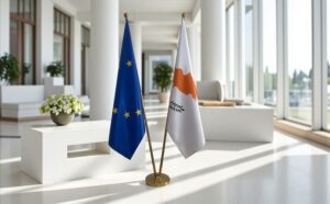 Bannière Chypre et socle en marbre diplomatique