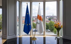 Pavillon Chypre et socle en marbre raffiné