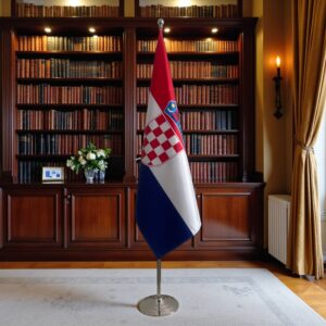 Bannière Croatie sur socle en marbre classique