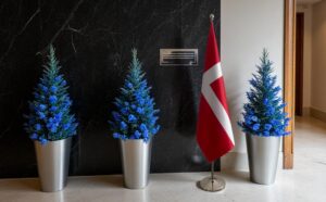 pied socle drapeau Danemark sur Danemark sur socle en inox de qualité