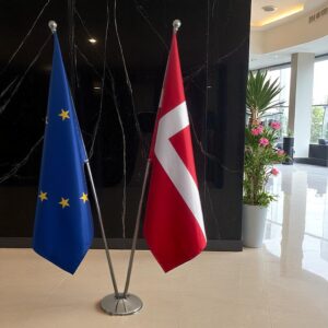Bannière Danemark et socle en inox design