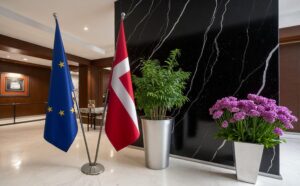 Bannière Danemark et socle en inox représentatif