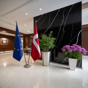 Drapeau Danemark et socle en inox diplomatique