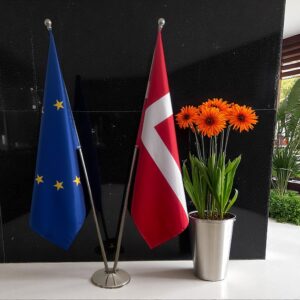 Drapeau Danemark et socle en inox classique