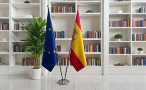 Drapeau espagne et socle en marbre moderne