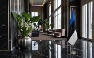 Bannière estonie sur socle en inox représentatif