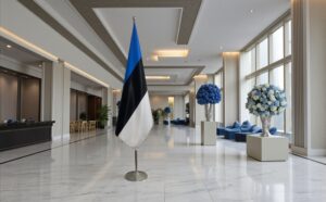 Bannière estonie sur socle en inox raffiné