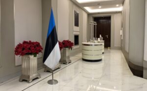 pied socle drapeau estonie sur estonie sur socle en marbre noir de protocole