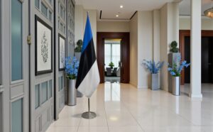 Bannière estonie sur socle en inox antidérapant