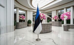 Bannière estonie avec socle en inox lourd