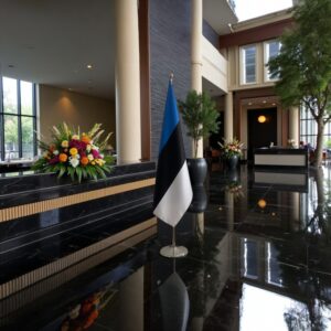 Pavillon estonie avec socle en bois classique