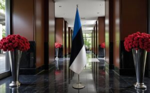 Drapeau estonie avec socle en bois de prestige