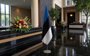 Pavillon estonie avec socle en marbre représentatif