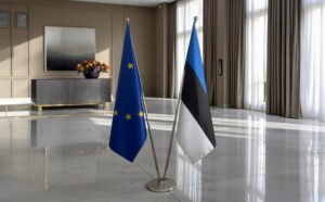 Bannière estonie et socle en bois élégant