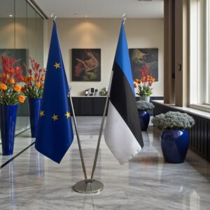 Bannière estonie et socle en marbre classique