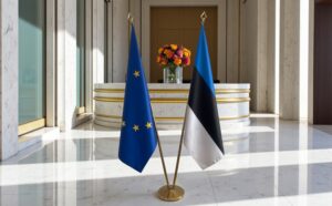 Bannière estonie sur socle en marbre de qualité