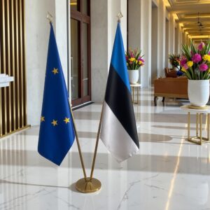 Drapeau estonie sur socle en marbre moderne