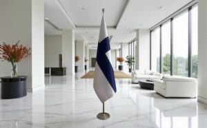 Drapeau Finlande sur socle en bois de bureau
