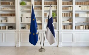 Drapeau Finlande et socle en marbre robuste