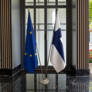 Drapeau Finlande et socle en bois de prestige