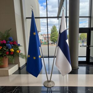 Bannière Finlande et socle en marbre antidérapant