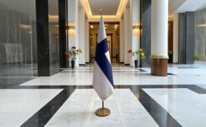 Drapeau Finlande avec socle en bois haut de gamme
