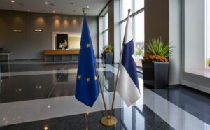 Drapeau Finlande avec socle en marbre robuste