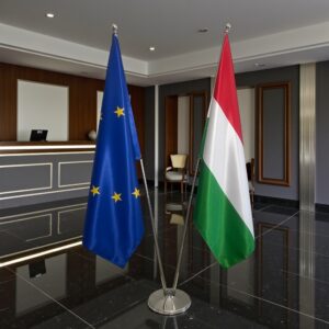 Drapeau Hongrie et socle en bois de prestige
