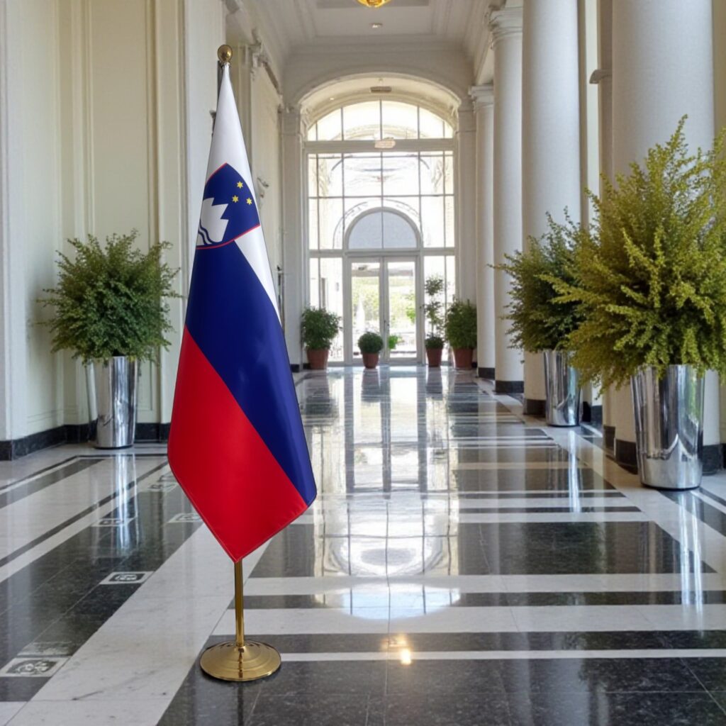 Drapeau slovenie sur socle en marbre professionnel