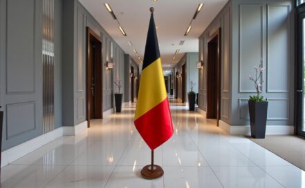 socle porte-drapeau belgique argenté de cérémonie