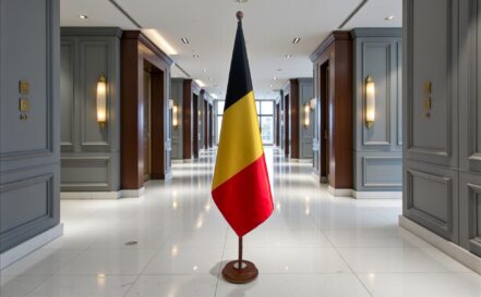 socle porte-drapeau belgique argenté de bureau