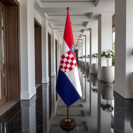 socle drapeau croatie en bois laqué de cérémonie