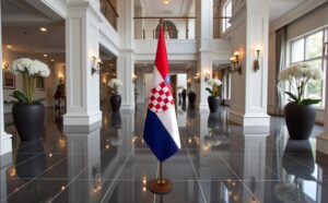 socle porte-drapeau Croatie en bois verni professionnel