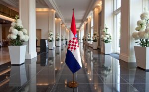 socle porte-drapeau Croatie en granit noir raffiné
