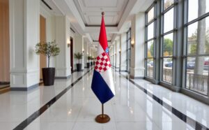 socle porte-drapeau Croatie en granit noir moderne